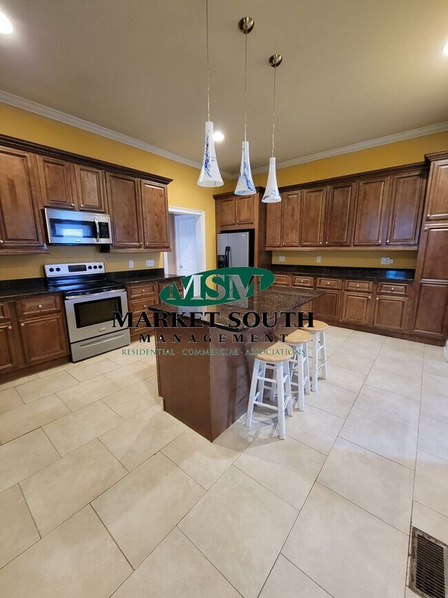 Building Photo - **APPLICATION PENDING!! Renovated Historic District!