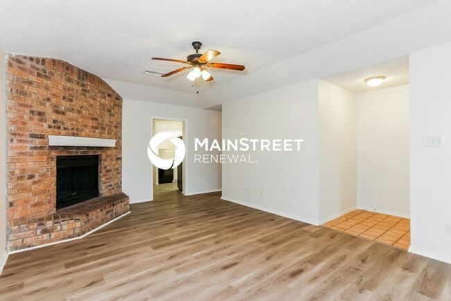 Building Photo - 3 Bedroom Pet-Friendly Home in Crowley, TX with Main Street Renewal