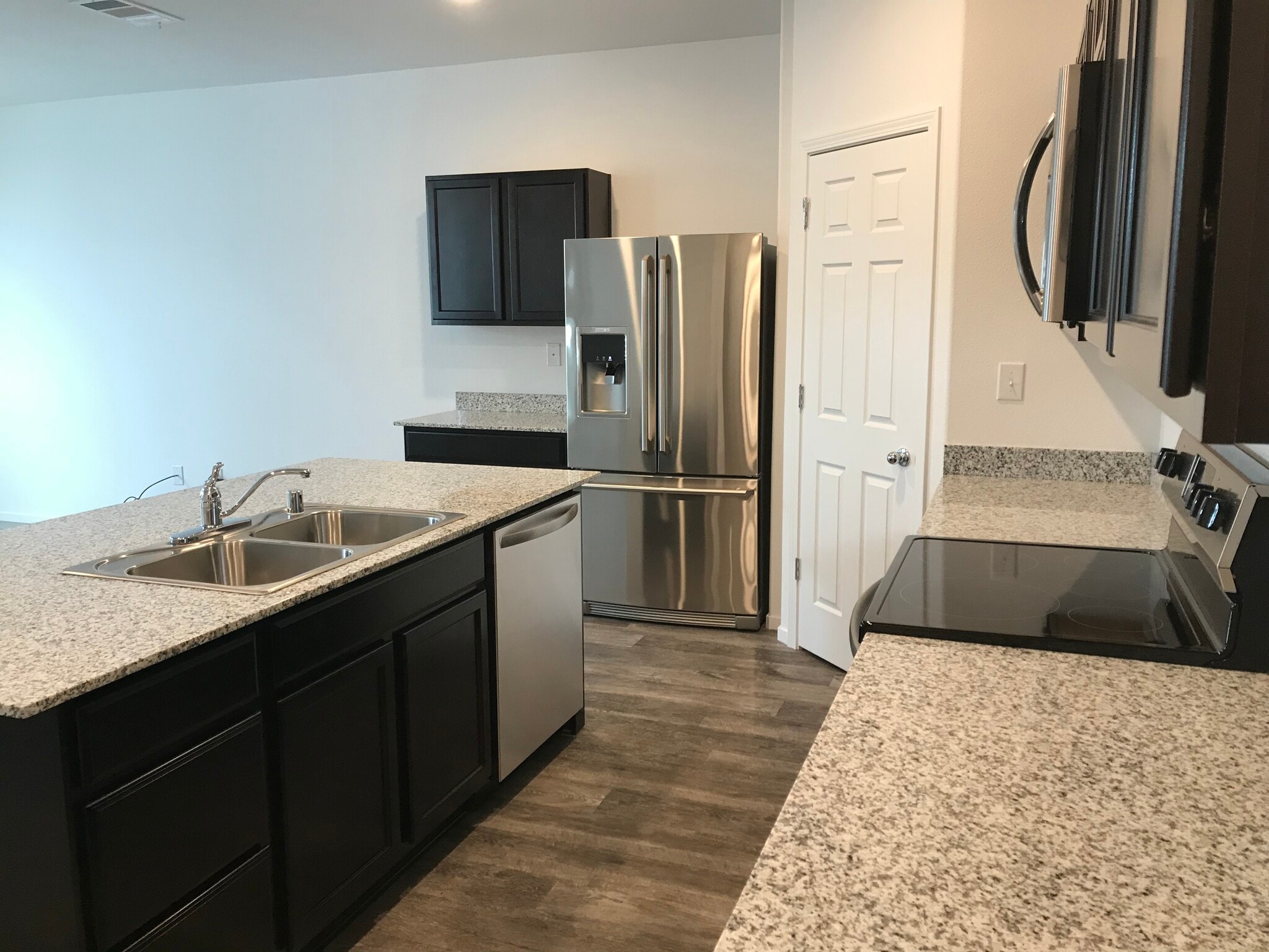 Kitchen Appliances - 9870 Coastal Fog Dr