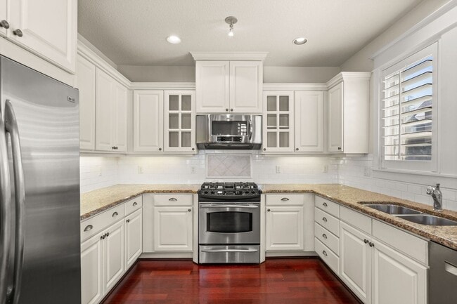 Building Photo - Must See! Luxury Townhome in West Sylvan Hills - Clubhouse/Pool/Garage!