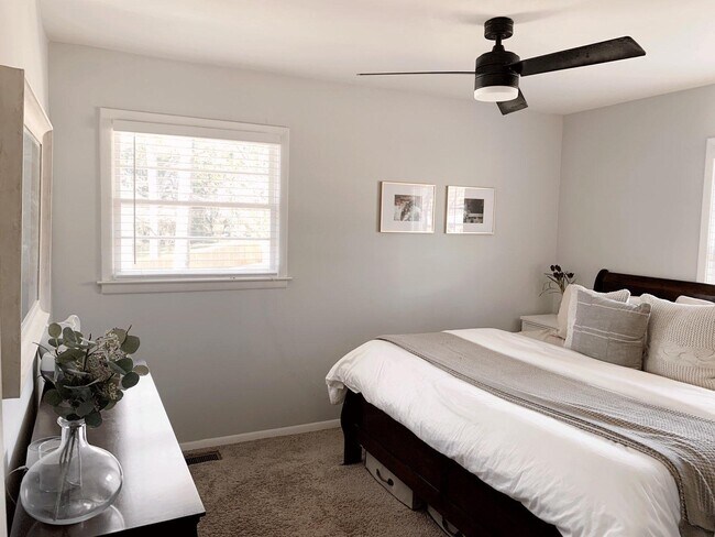 Building Photo - 1102 Greenbriar Cir