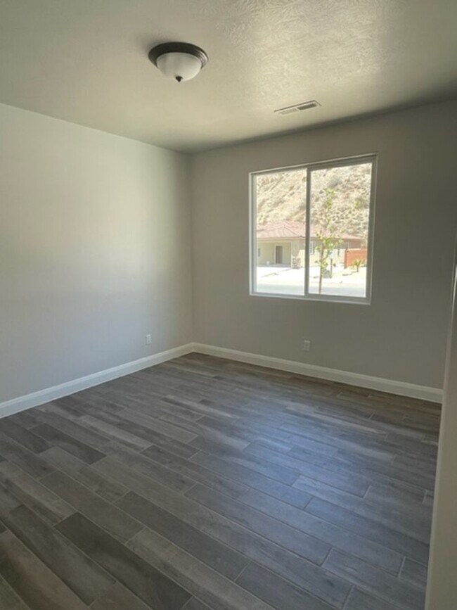 Building Photo - 2446 S 630 W