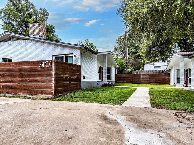 Building Photo - 2401 La Casa Dr
