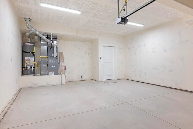 Building Photo - Charming Cedar City 3 Bedroom Townhome!