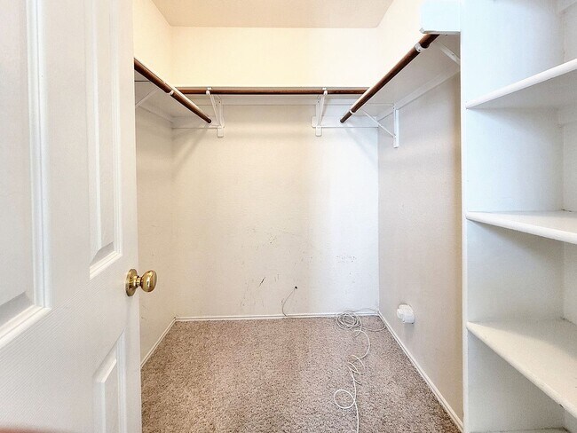 Building Photo - Charming 3/BR 2.5/BA Home with Bright Inte...