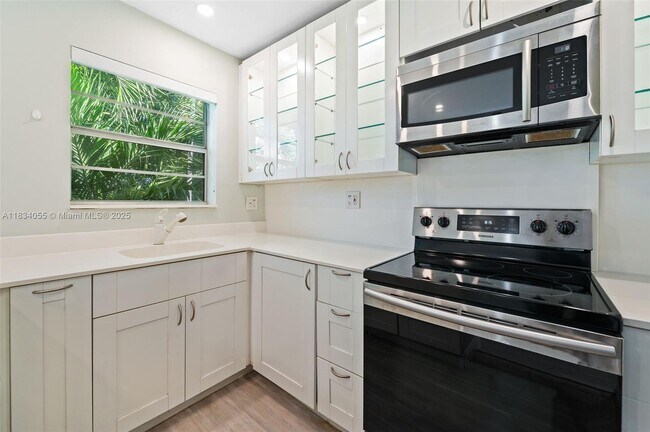 Building Photo - 7865 SW 57th Ave