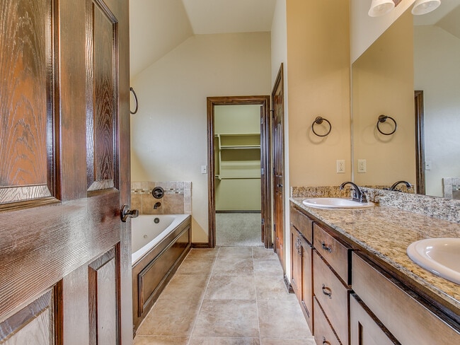 Building Photo - Highly Sought After Stonebridge Addition +...