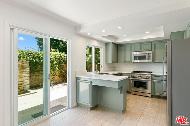 Building Photo - 6515 Dume Dr