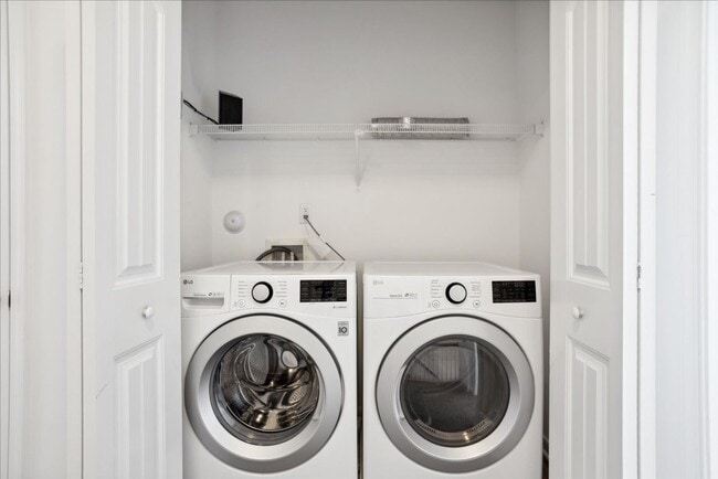 Building Photo - Huntington Pointe