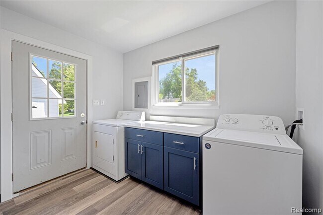 Building Photo - 9551 Kress Rd