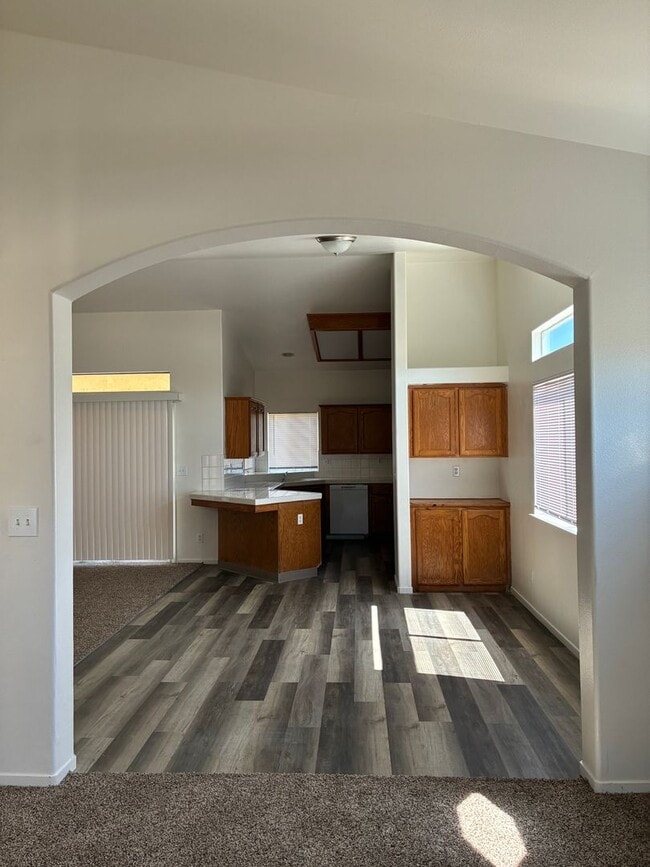 Building Photo - 3 Bedroom 2 Bath Home