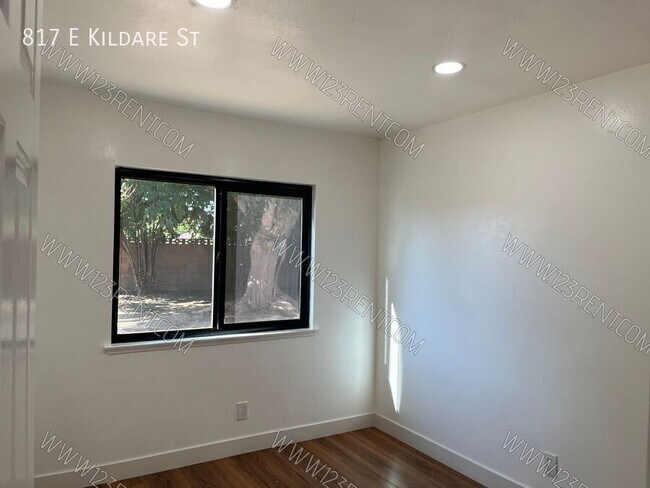 Building Photo - 817 E Kildare St
