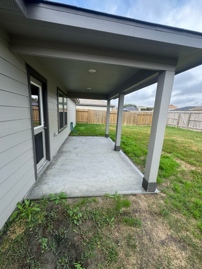 Building Photo - 820 Clear Vly Ln