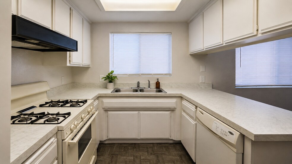 Building Photo - 6953 Saranac St
