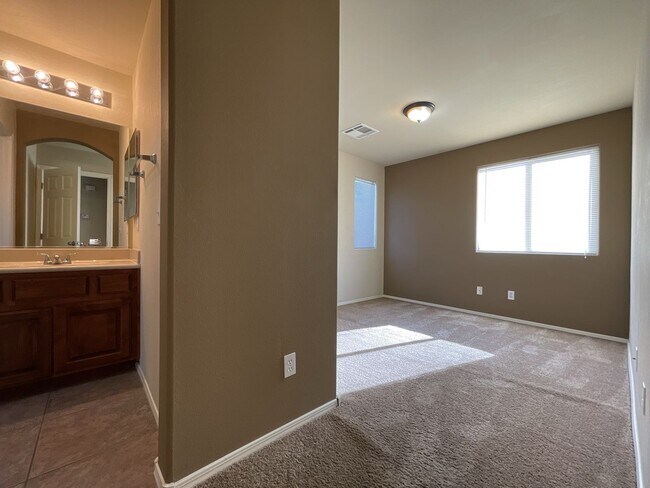 Building Photo - Spacious 3-Bedroom Home in the Northwest L...