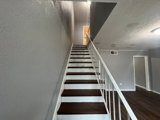 Building Photo - 435 30th Pl