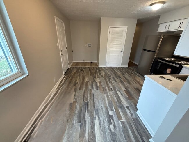 Building Photo - 5331 Oliver Ave