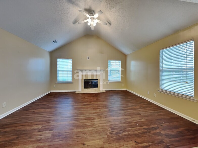 Building Photo - 420 Roberts Way