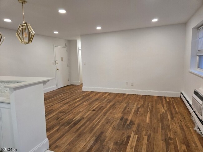 Building Photo - 43 Cottage St