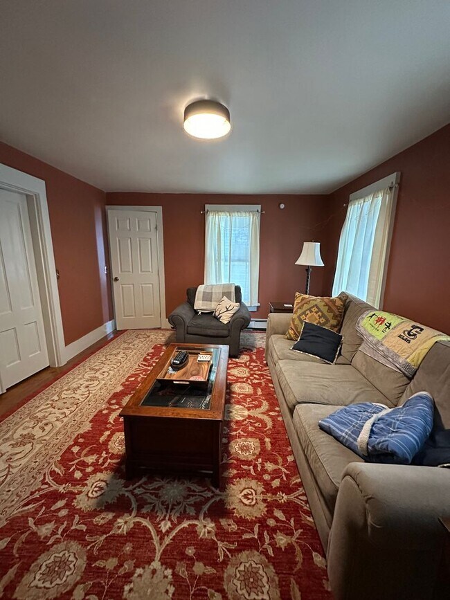 Building Photo - Spacious Single-Family House - Close to Mi...