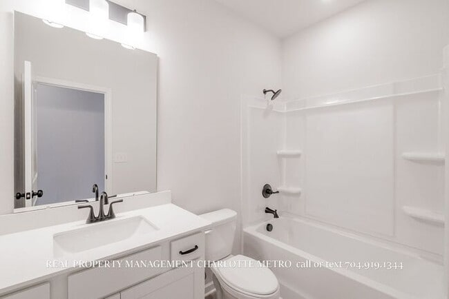 Building Photo - Modern Brand-New Built 3BR Townhome Near Uptown