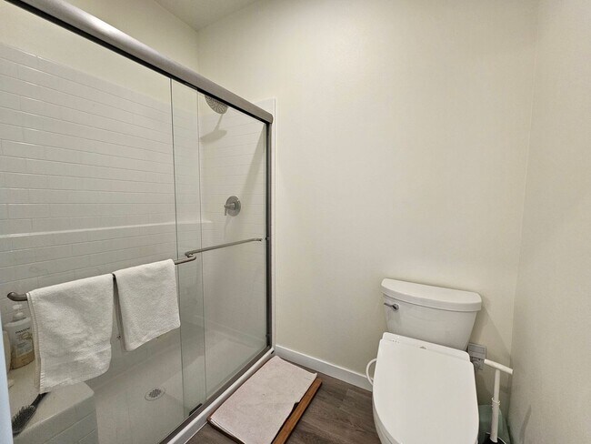 Building Photo - Spacious 4-bedroom Retreat