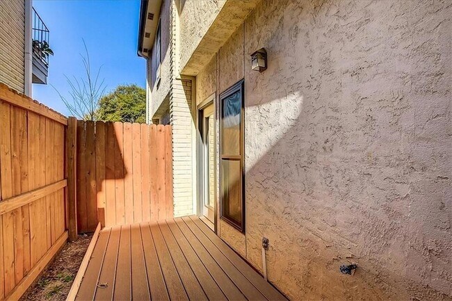 Building Photo - 1307 Kinney Ave