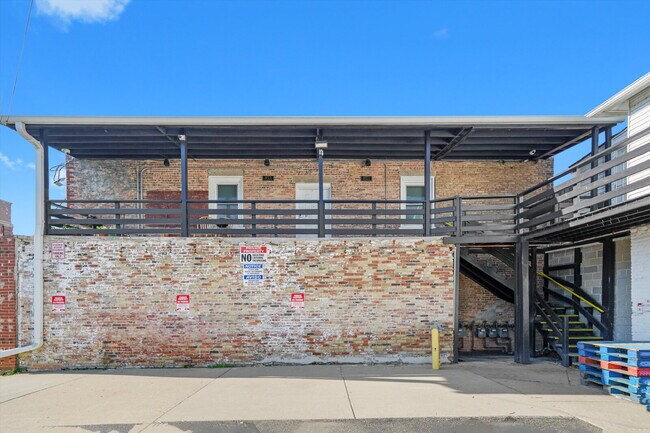 Building Photo - Freshly Renovated 4BR Apartment