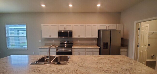 Building Photo - 4-Bedroom, 2.5-Bathroom in Winter Haven