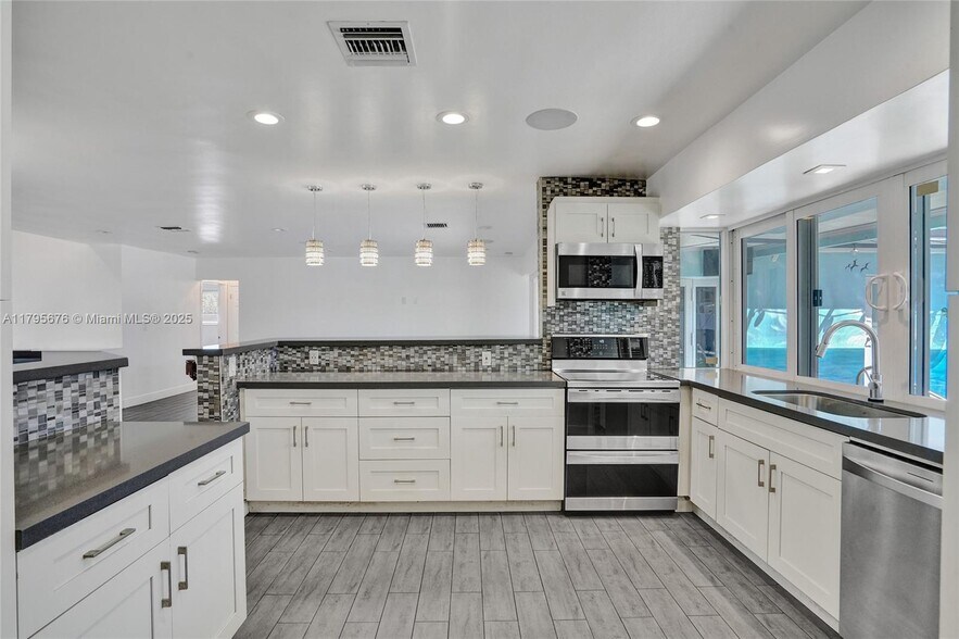 Building Photo - 9240 SW 54th St