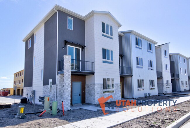 Building Photo - 952 W 500 S