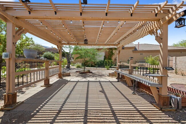 Building Photo - Beautiful Home with Pool and Spa and 3 car...