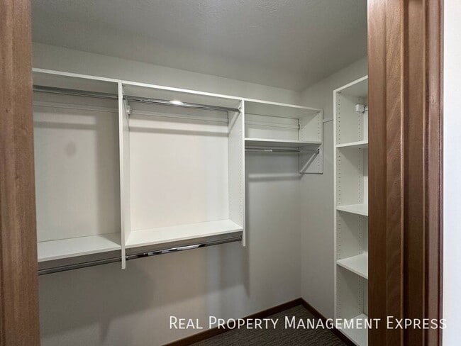 Building Photo - Modern 3 Bedroom 2.5 Bathroom Townhome