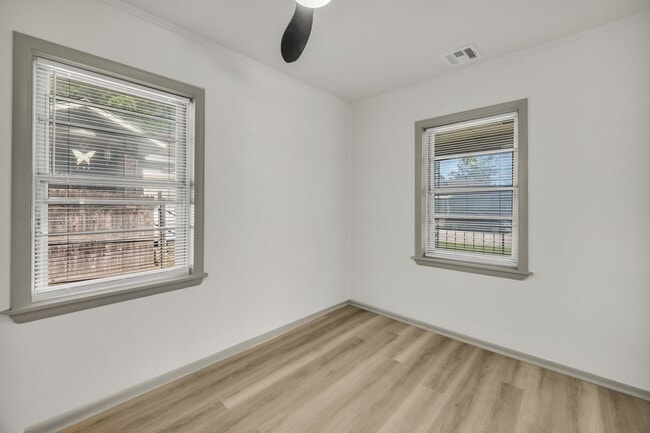 Building Photo - 114 E Ross Ave