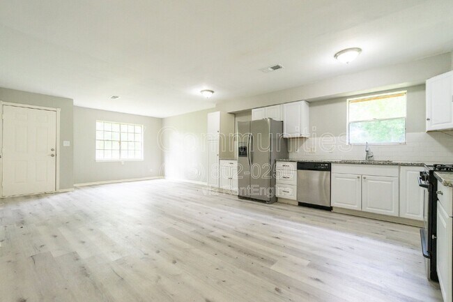 Building Photo - 9196 White Oak Dr