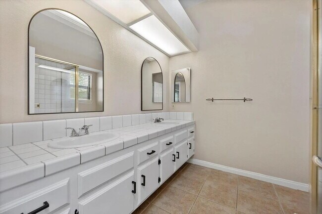 Building Photo - Beautiful 3 Bedroom, 2 Bathroom Home with Spacious Yard!