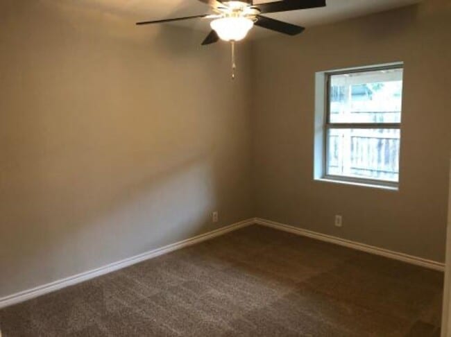 Building Photo - 2 Bedrooms / 1 Bathroom