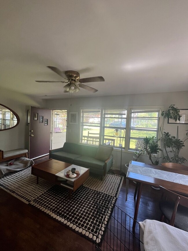 Building Photo - Cozy 2 Bed/1 Bath House, Park Like Setting, Pet Friendly, Fenced Yard