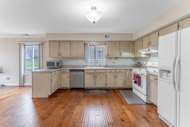 Building Photo - 305 Creekside Dr