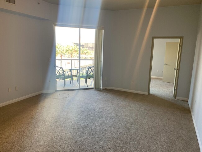 Building Photo - Beautiful 2 Bed + 2 Bath Long Beach Condo ...