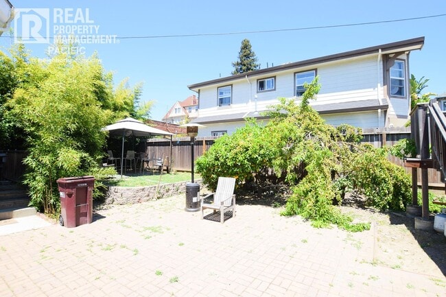 Building Photo - Renovated 5BR Home with Parking & Outdoor ...