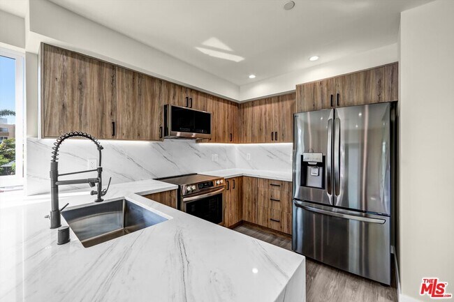 Building Photo - 1305 N Sycamore Ave