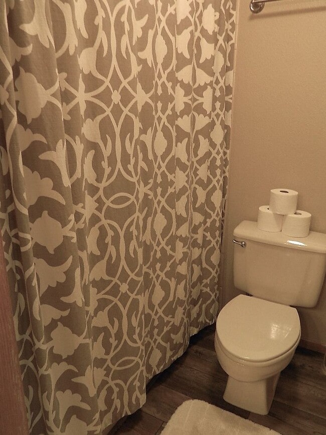 Building Photo - Summer Seasonal Rental- Lake Forest E301