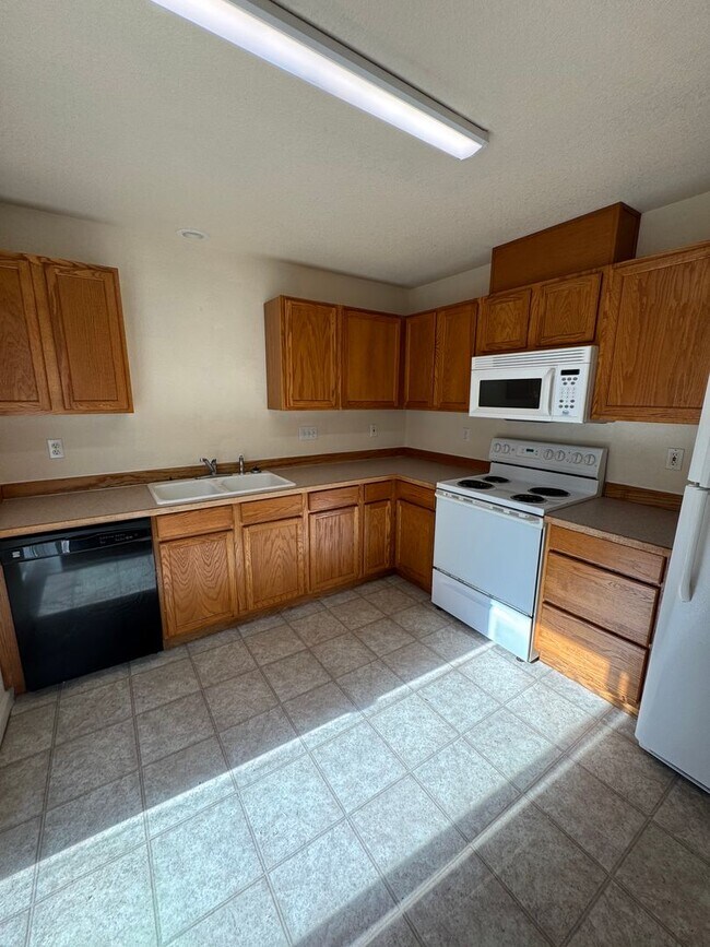 Building Photo - 1057 Lookingglass Rd