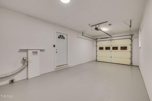 Building Photo - 336 W Ln St