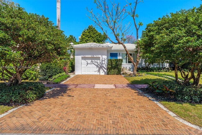 Building Photo - 6145 La Gorce Dr