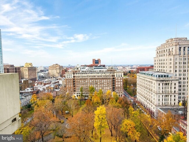 Building Photo - 604 S Washington Square