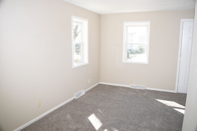 Building Photo - Cozy 1 Bedroom with 2 stall garage