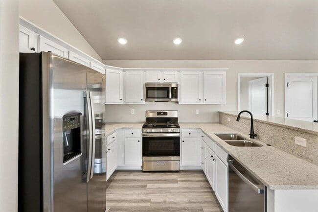 Building Photo - Beautiful Spacious Newly Built Townhome