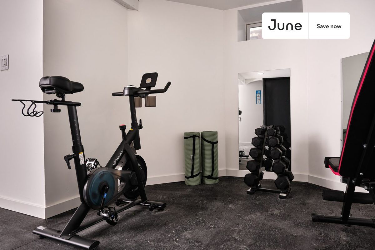 Building Photo - 624 E 17th St